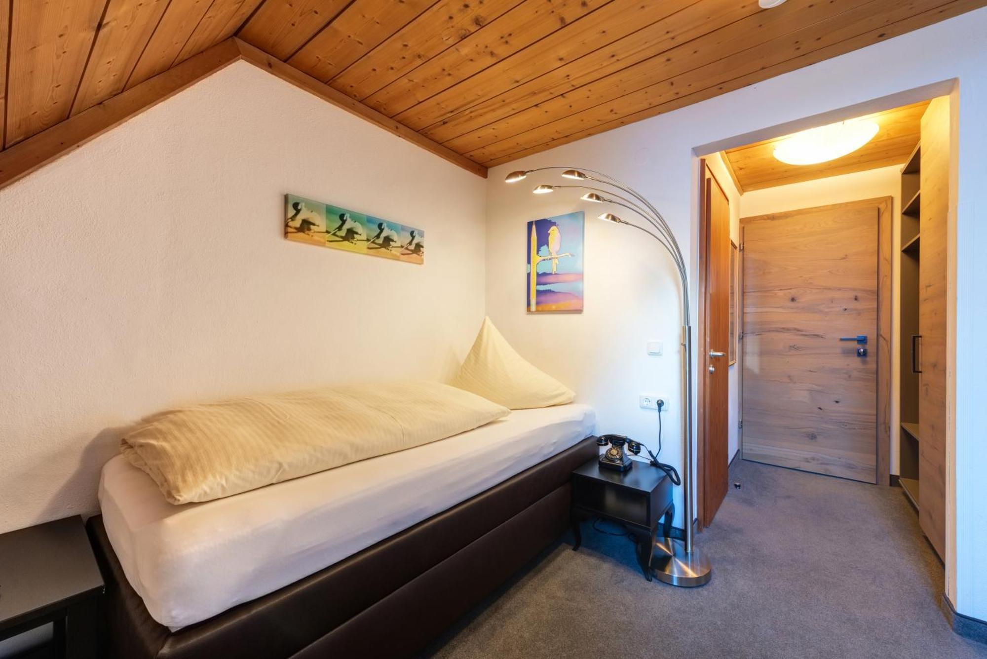 Hotel Pension Kirchplatz Sankt Anton am Arlberg Bilik gambar
